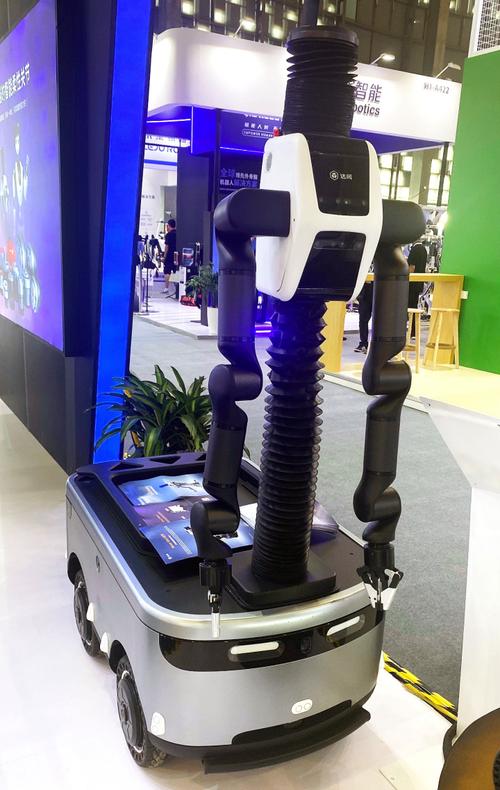 人形机器人金刚先锋!达闼机器人闪耀2024世界人工智能大会